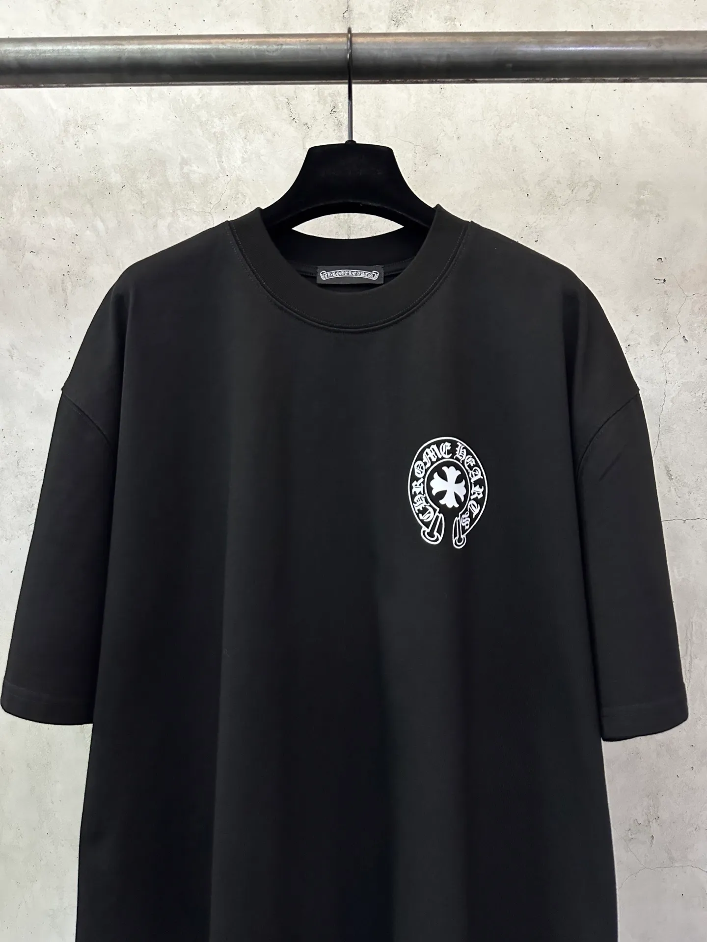 P270 Chrome Hearts 25ss classic Sanskrit gray letter round neck short-sleeved T-shirt. Fabric is high-definition and super heavy. Cotton double yarn compact Xinjiang cotton. Weight 400g. Paired with 2*2 Salona rib. 420g. Clean cloth. Clear texture. Tight feel. Stiff. High color fastness. No deformation. No discoloration. Customized hardware. Thread. Accessories. Alignment. Same style for men and women. -Color: Black White Gray -Size: XS S M L XL